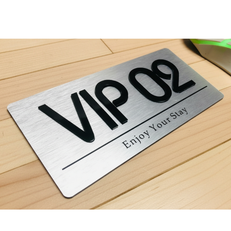 ป้ายห้อง vip หรูหรา วัสดุพื้นหลังอลูมิเนียมขูดเงิน mika fs ตัวเลขนูนสีดํา ขนาด: 9.4cm x 20cm