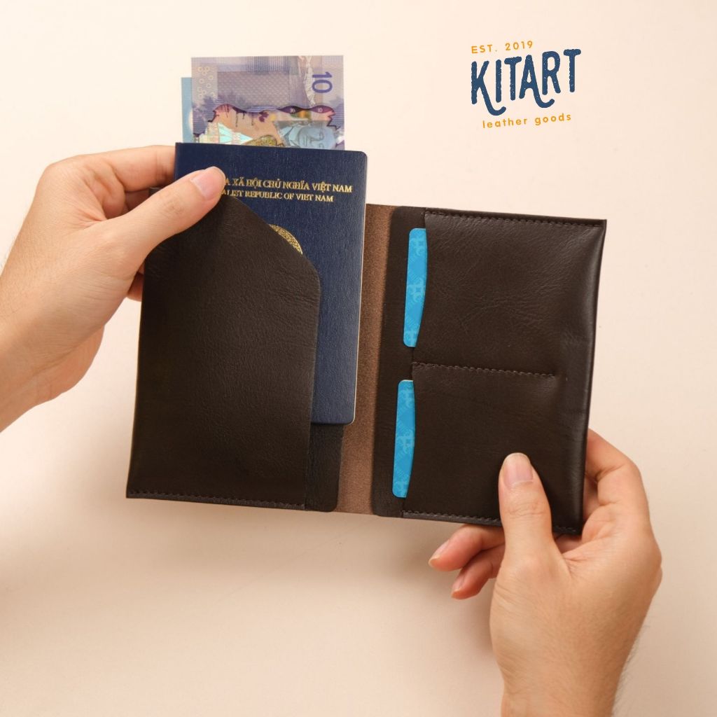KITART Passport Cover - ผ้าคลุมหนังสือเดินทางหนังวัวแท้แฮนด์เมดหลายช่อง - สีน้ําตาลคลาสสิก