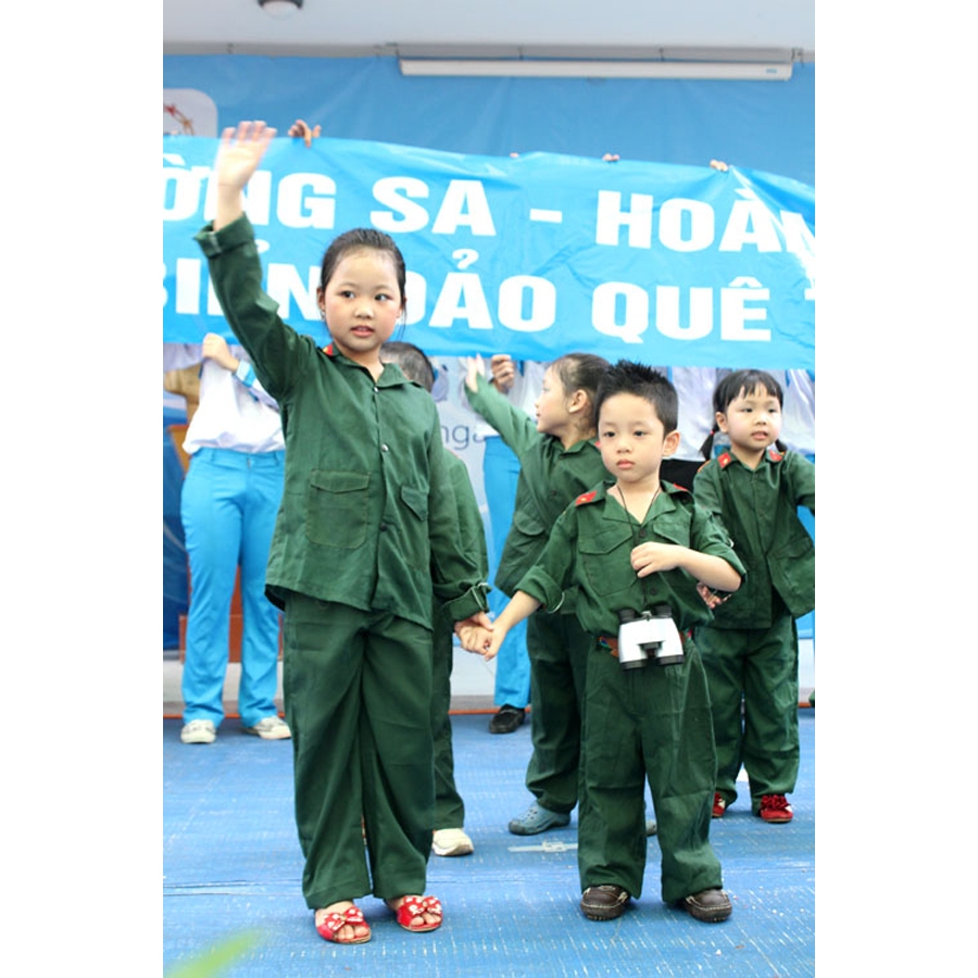 ชุดเสื้อผ้าหมวกคอสเพลย์ Linh Bo แขนยาวสีฟ้าสําหรับผู้ชายและผู้หญิงศิลปะการแสดง, ประสบการณ์การศึกษา Q