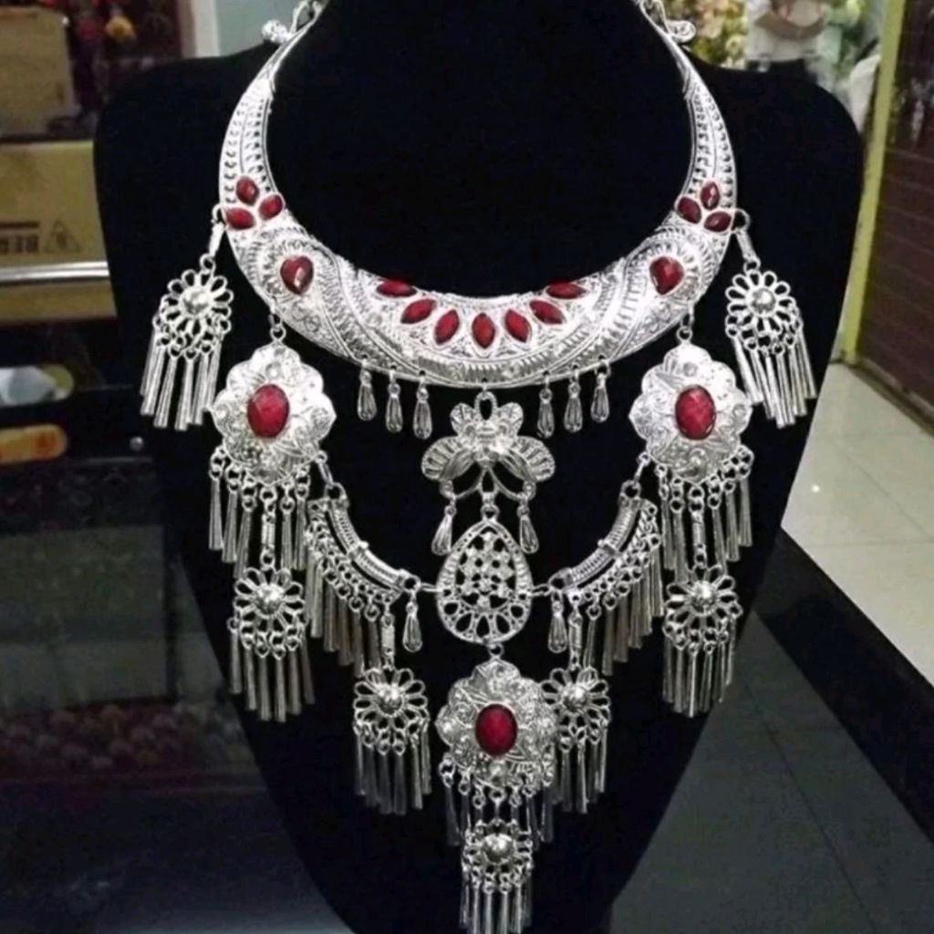 Hmong ชาติพันธุ์คนสร้อยคอโบโฮวินเทจคนสัมฤทธิ์ (มีหลายรุ่น)