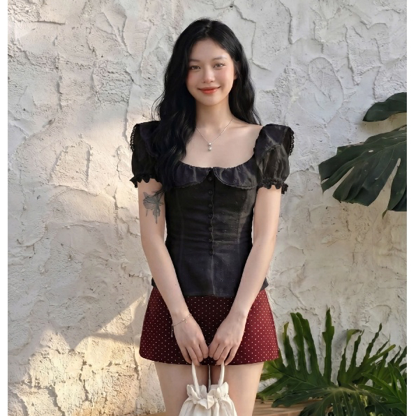 Rili - ชุดเสื้อคอระบายพร้อมแขนบอลและกระดุมผ้าปัก 2 ชั้น ACV301