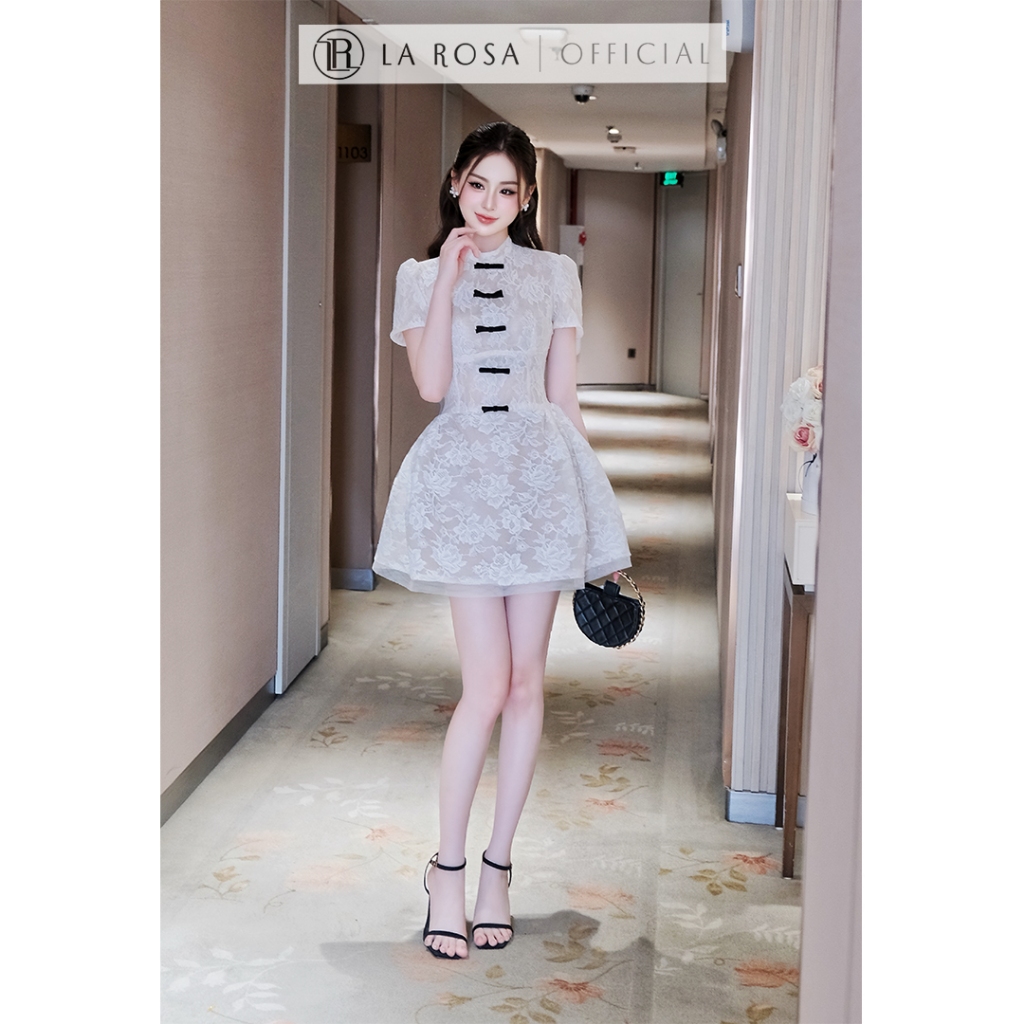 La Rosa Luxury Lace Flared Dress ชุดคอปกรถไฟแขนสั้นพร้อมโบว์กํามะหยี่สีดําที่โดดเด่น V1468