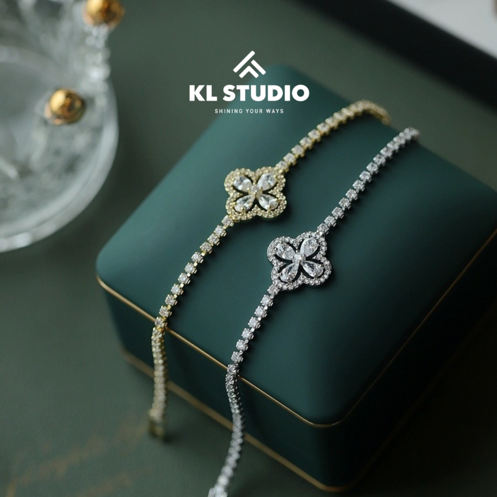 KL.STUDIO สร้อยข้อมือหินเพทายพรีเมี่ยมพร้อมหน้าดอกไม้ 4 กลีบเคลือบทองหรูหรา - B56