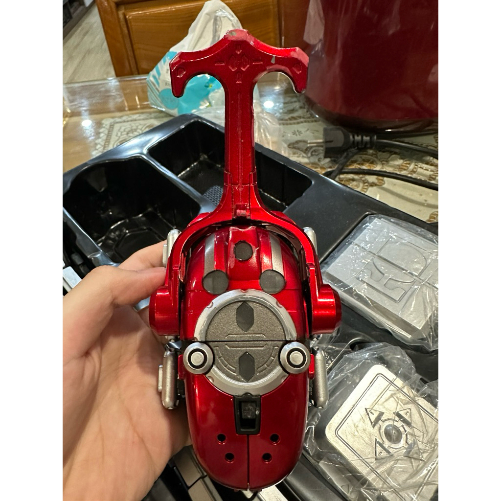 เข็มขัดซูเปอร์ฮีโร่ Kamen rider Kabuto bootleg พร้อมรอยขีดข่วนหลวมและสายตาเบลอ
