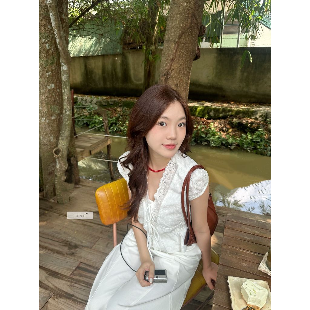 Lilou Top - เสื้อเบลาส์ผู้หญิง เสื้อกล้ามลายดอกไม้คอวีพร้อมสาย nhien.official NAS00038