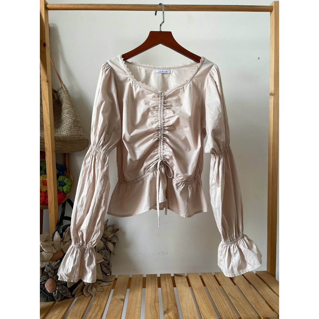 (Liquidation - 2hand) เสื้อเบลาส์ O.li.ve d.es คอลูกไม้และแขนพอง โอ.ลี.วี