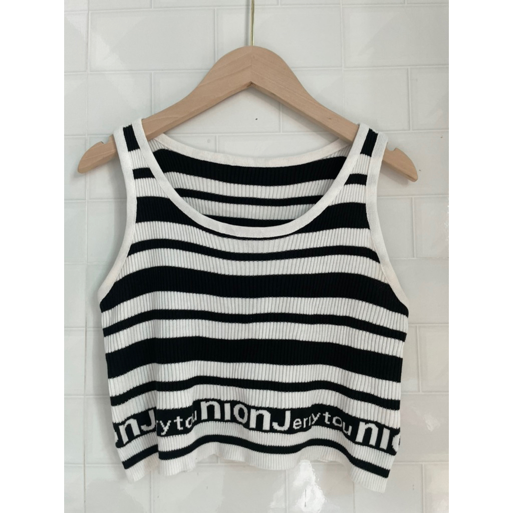 (2Hand QC) mongtoghi เสื้อครอปเสื้อสเวตเตอร์แขนกุด