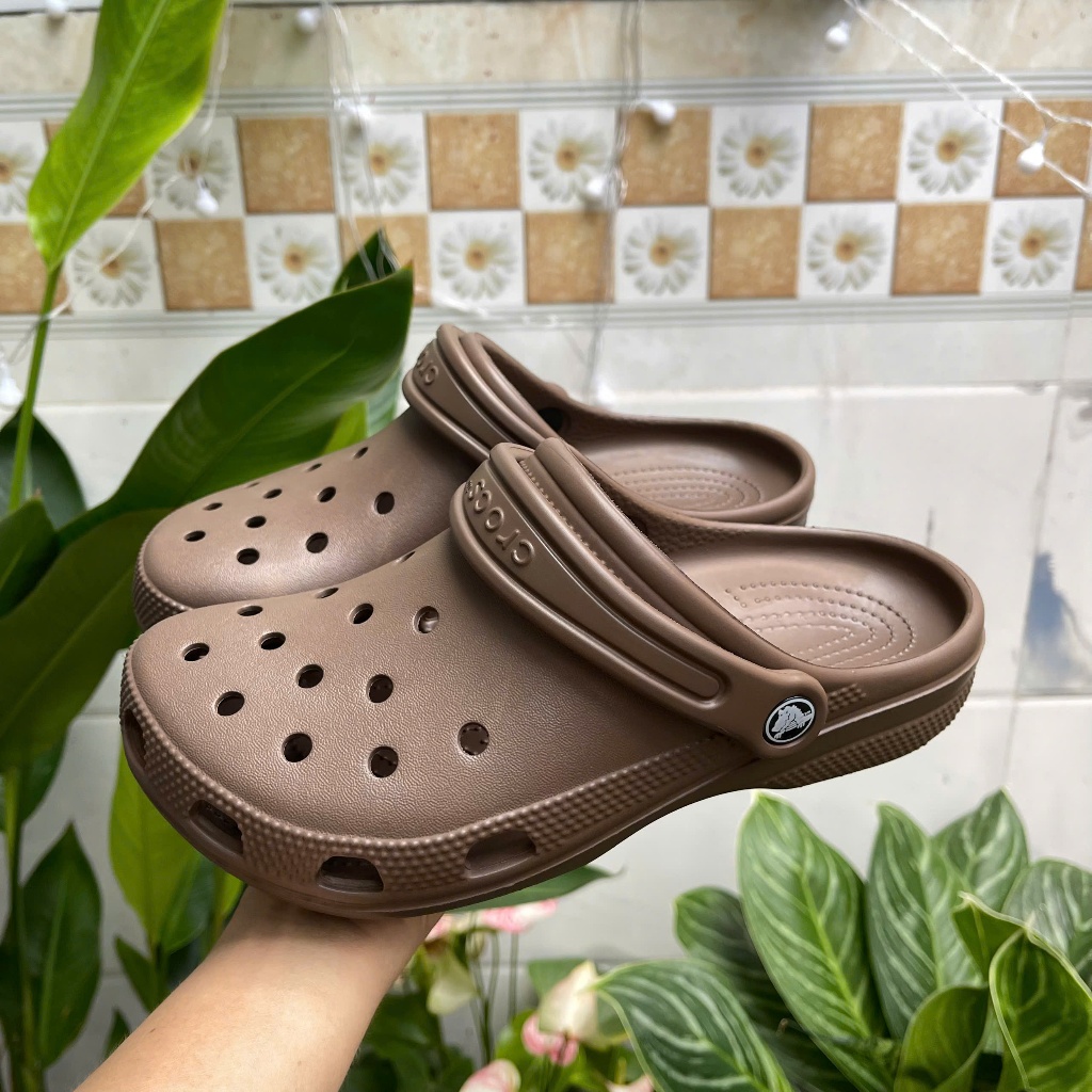 [TYPE 1] รองเท้าแตะ Crocs Classic Clog สี Chocolate Brown - Love It, Youll Love It!