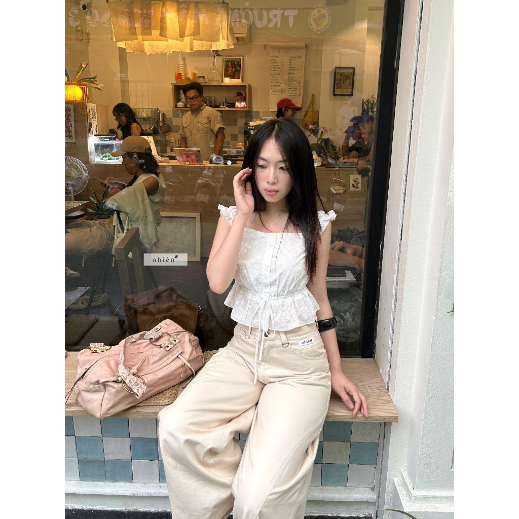 Mellow Top - เสื้อเชิ้ตผู้หญิง เสื้อครอปดีไซน์ผูกโบว์และคอเหลี่ยม nhien.official NAS00054