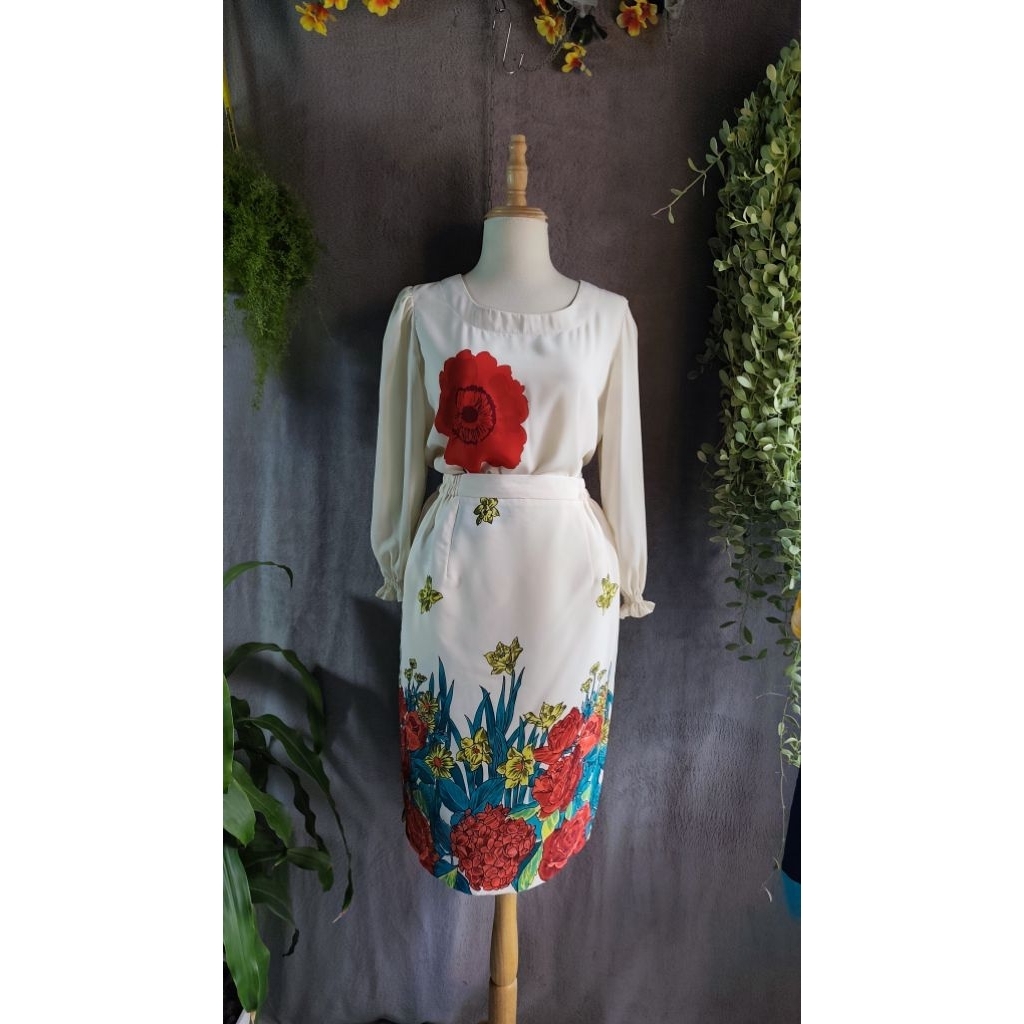 ️ SILK BLOUSE + 2-LAYER FLOWER SKIRT SET – BREAST 100. Ao Dai 56• SKIRTS 74•S LENGTH 62 ️ สินค้าใหม่
