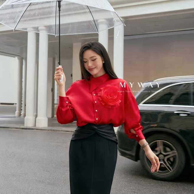 เสื้อเชิ้ตผู้หญิง MY WAY คอปกตัวเอียงและแอพลายดอกไม้ 5MA14299