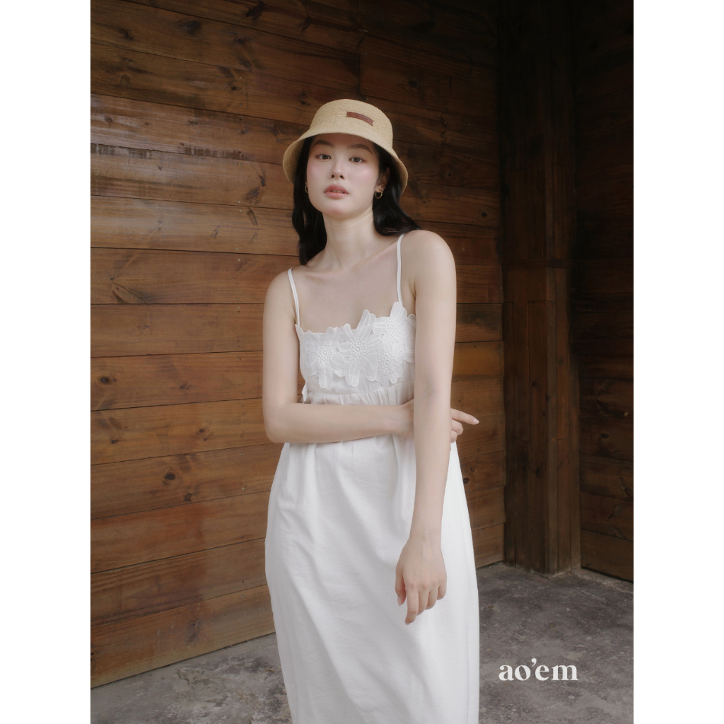 AOEM STUDIOS | ฮาเซล ชุด - เดรสยาวสองชิ้นสีขาวดอกไม้ลูกไม้ปักทําจากผ้าฝ้ายเรยอน