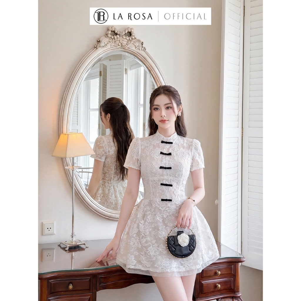 ชุดเดรสผู้หญิง La Rosa พร้อมสะโพกบานสั้น, ชุดเดรสตาข่ายลายดอกไม้พร้อมโบว์อยู่ตัว, คอรถไฟผู้หญิง V146