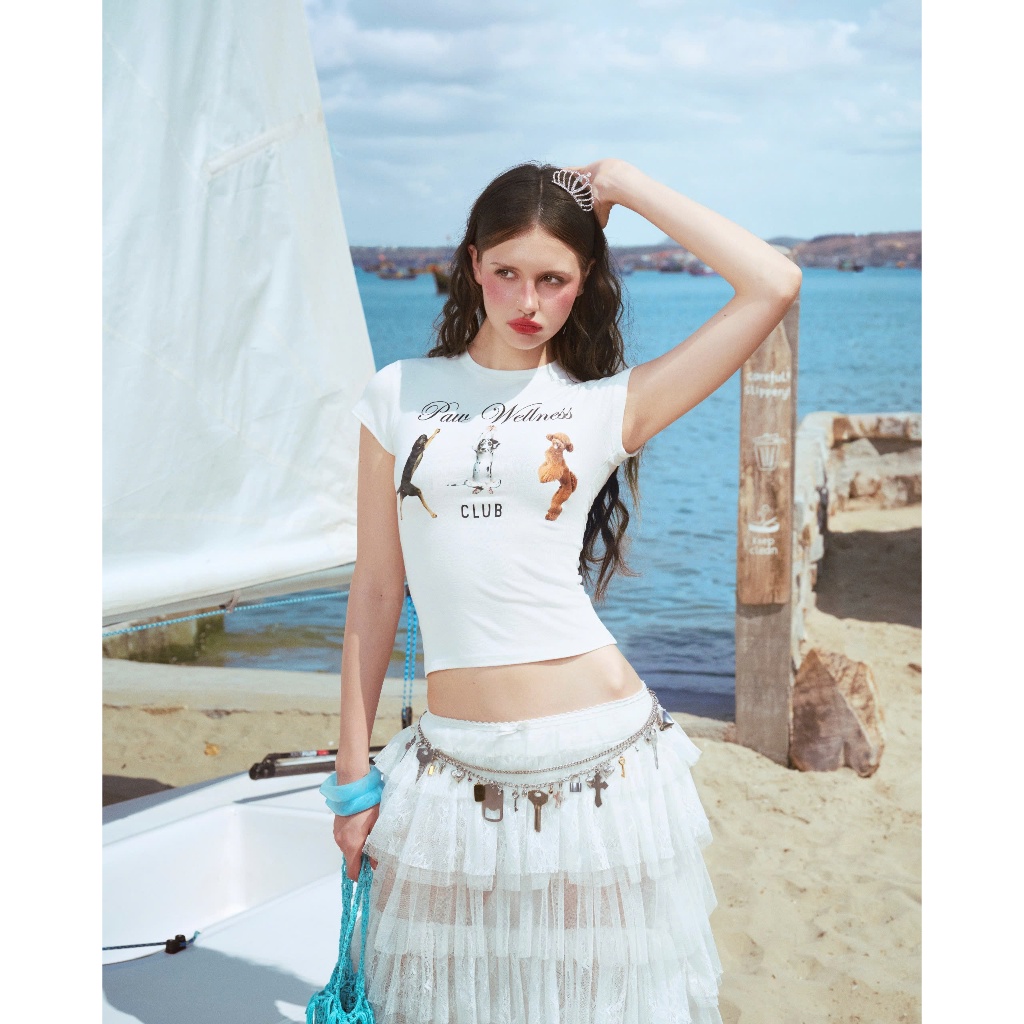 Remmus Remmus Remmus | Paw Wellness Club Baby Tee - เสื้อยืดกราฟิก babytee ทรงเข้ารูป - คอลเลกชัน SUMMER SLUMBER