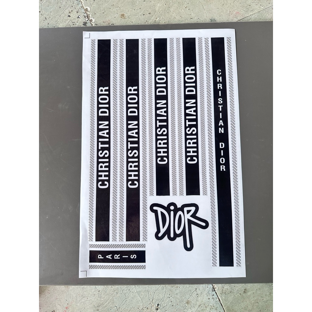 สติ๊กเกอร์รถยนต์ไฟฟ้า diorrr ใหม่ 999 kt 27x43cm