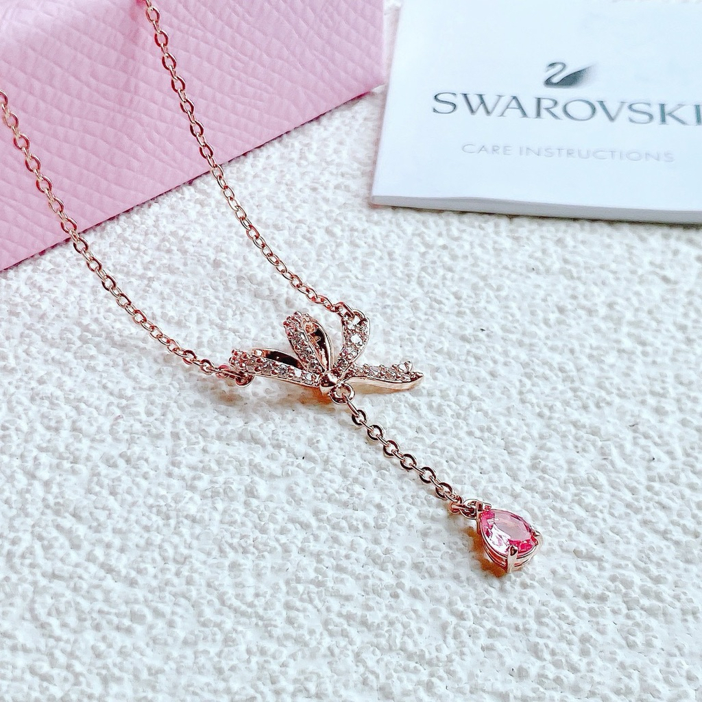 SWAROVSKI เครื่องประดับสวารอฟสกี้ สร้อยคอผู้หญิง Vva ดีไซน์โบว์โรสโกลด์และโบว์ด้วยหินแวววาว Fullbox_