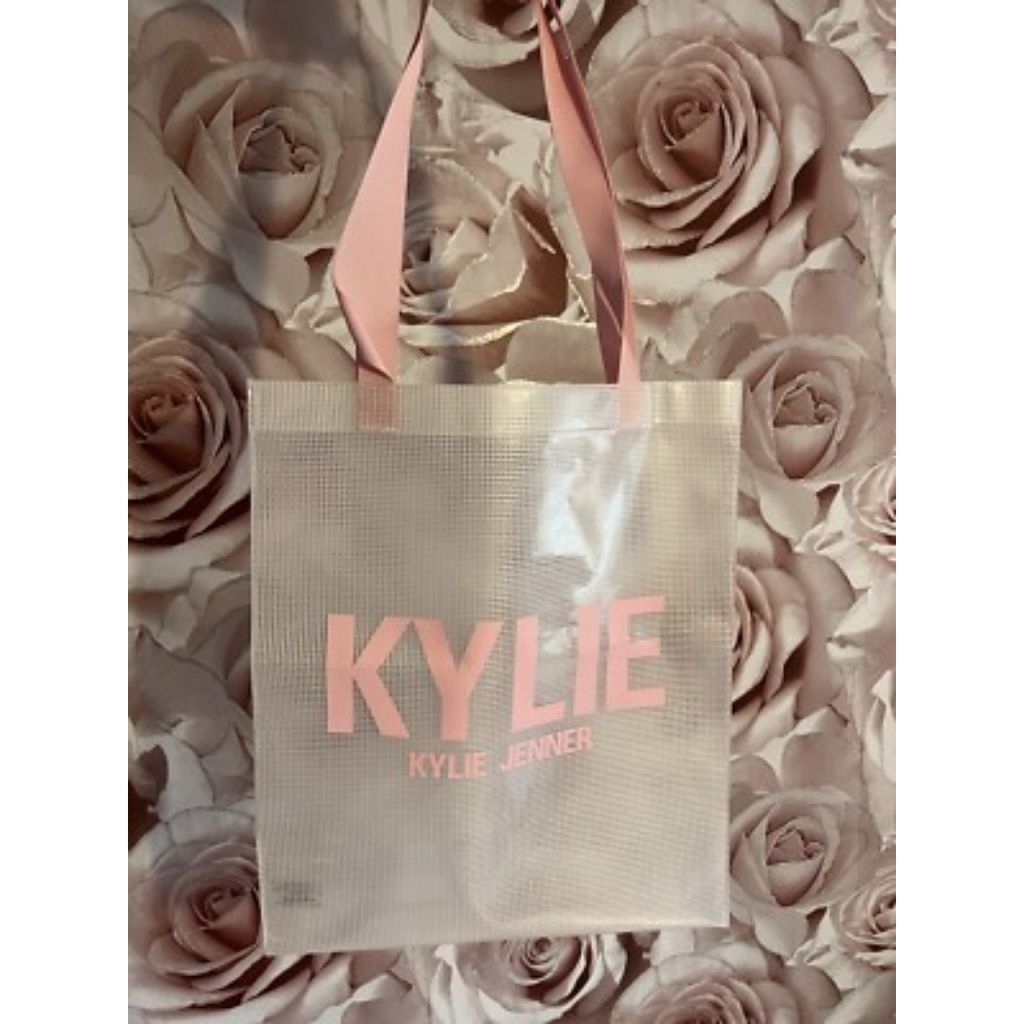Kylie Jenner กระเป๋าโท้ตตาข่ายใสสีชมพู