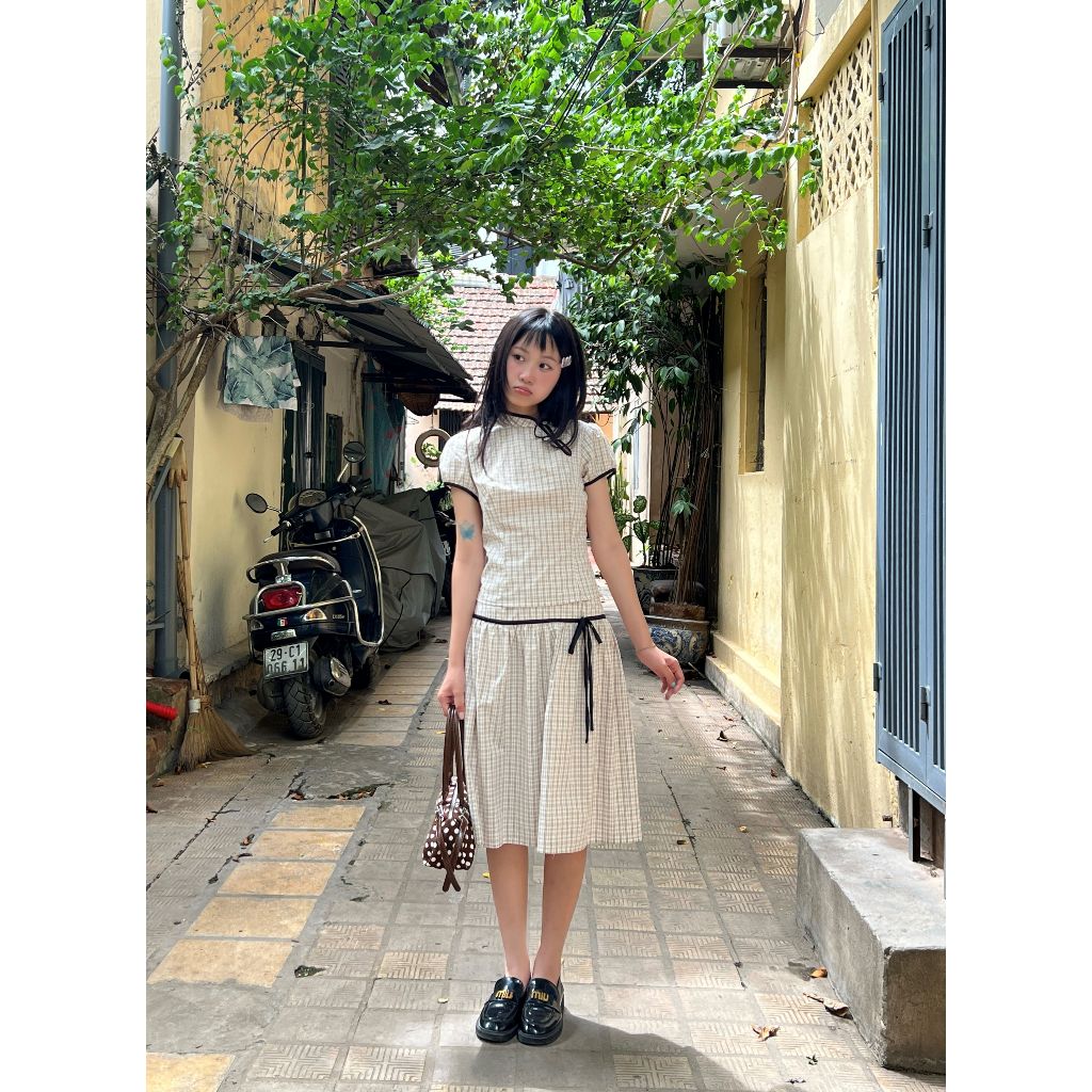 NAKEDbyV คอปาดแขนสั้นผู้หญิง TOP กระโปรงมิดิทรงเอบานพร้อมผูกเอว JIJI SKIRT & JIJI TOP
