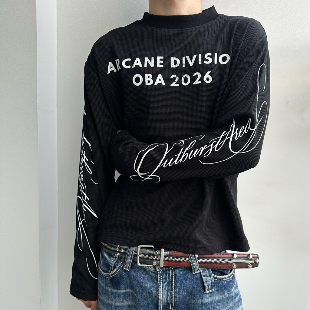 OUTBURST เสื้อเชิ้ตแขนยาวผ้าวาฟเฟิลสําหรับบุรุษและสตรี - OBA WAFFLE SCRIPT LONGSLEEVE