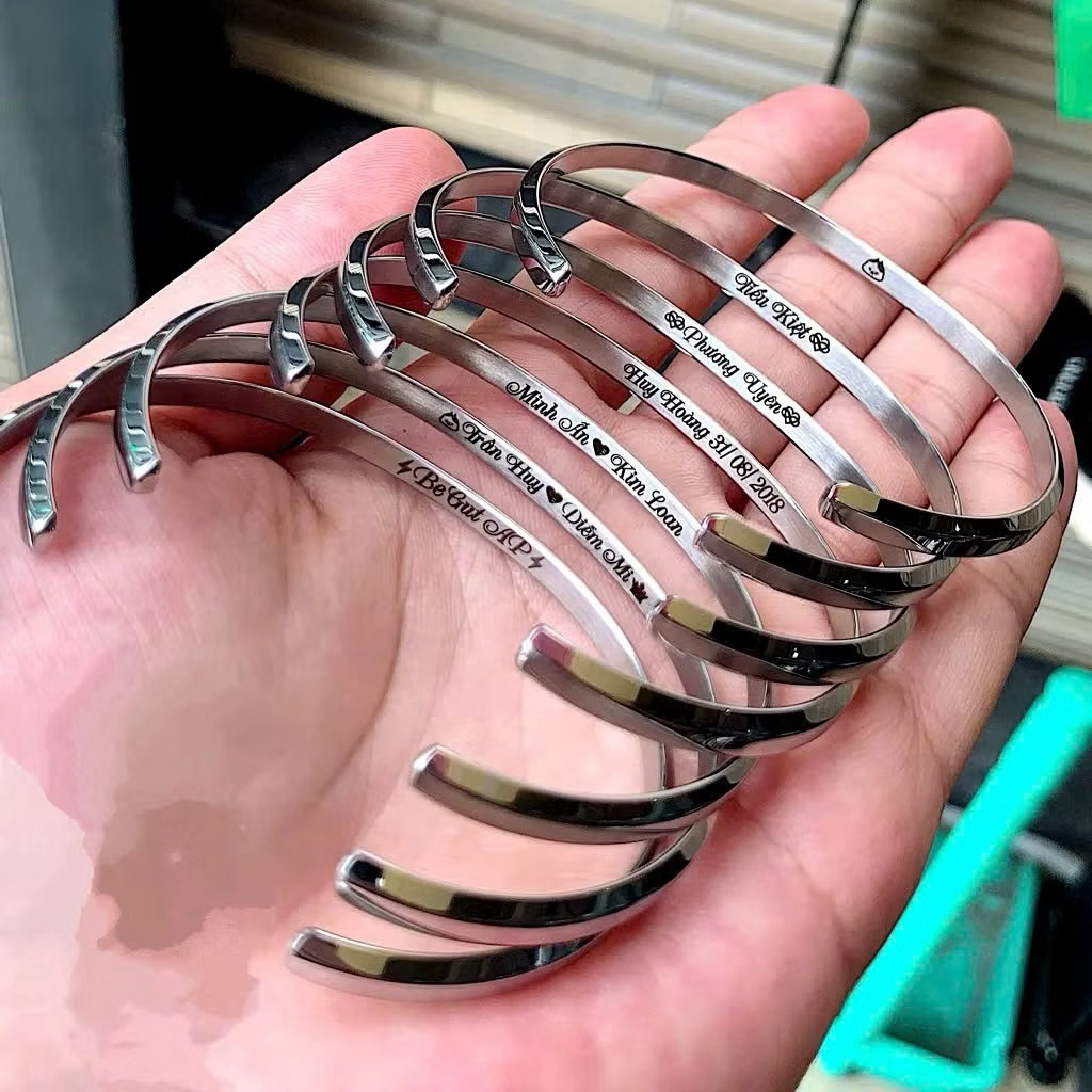ข้อมือ DW เวอร์ชั่น 1 สร้อยข้อมือ พร้อมคําเรียกเข้าสลักชื่อ - สร้อยข้อมือไทเทเนียมสําหรับผู้ชายและผู้หญิง - วีซี04