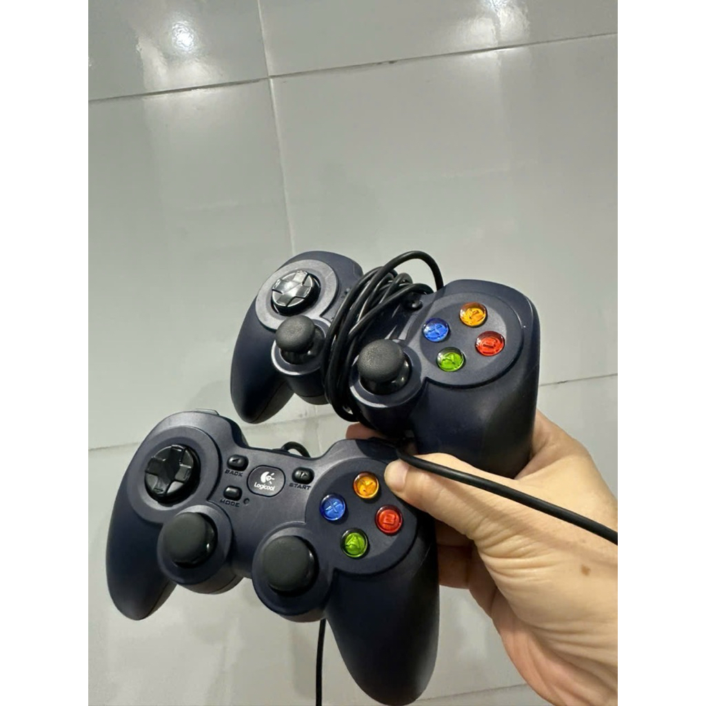 ตัวควบคุมเกม Logitech F310 ของญี่ปุ่นคู่