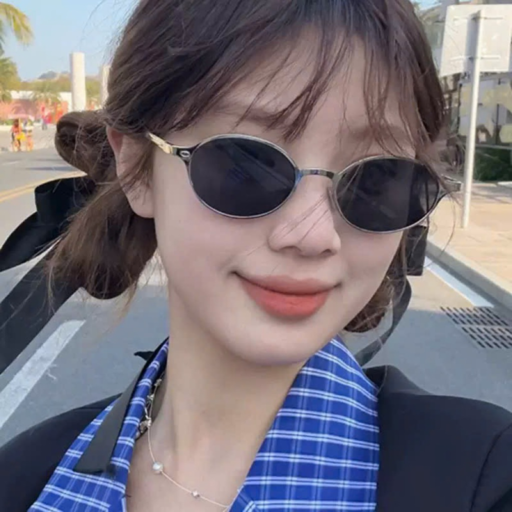 สวมแว่นกันแดดกรอบกลม แว่นกรอบเข็ม นางสาว: กม71426-02
