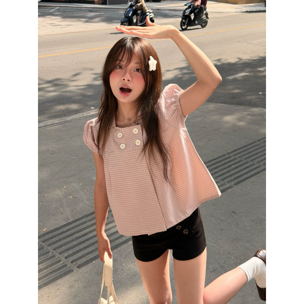 Moodie - ROSA TOP | เสื้อ เบบี้ดอลล์ 4กระดุม ปกบัว แขนพองนิดๆ