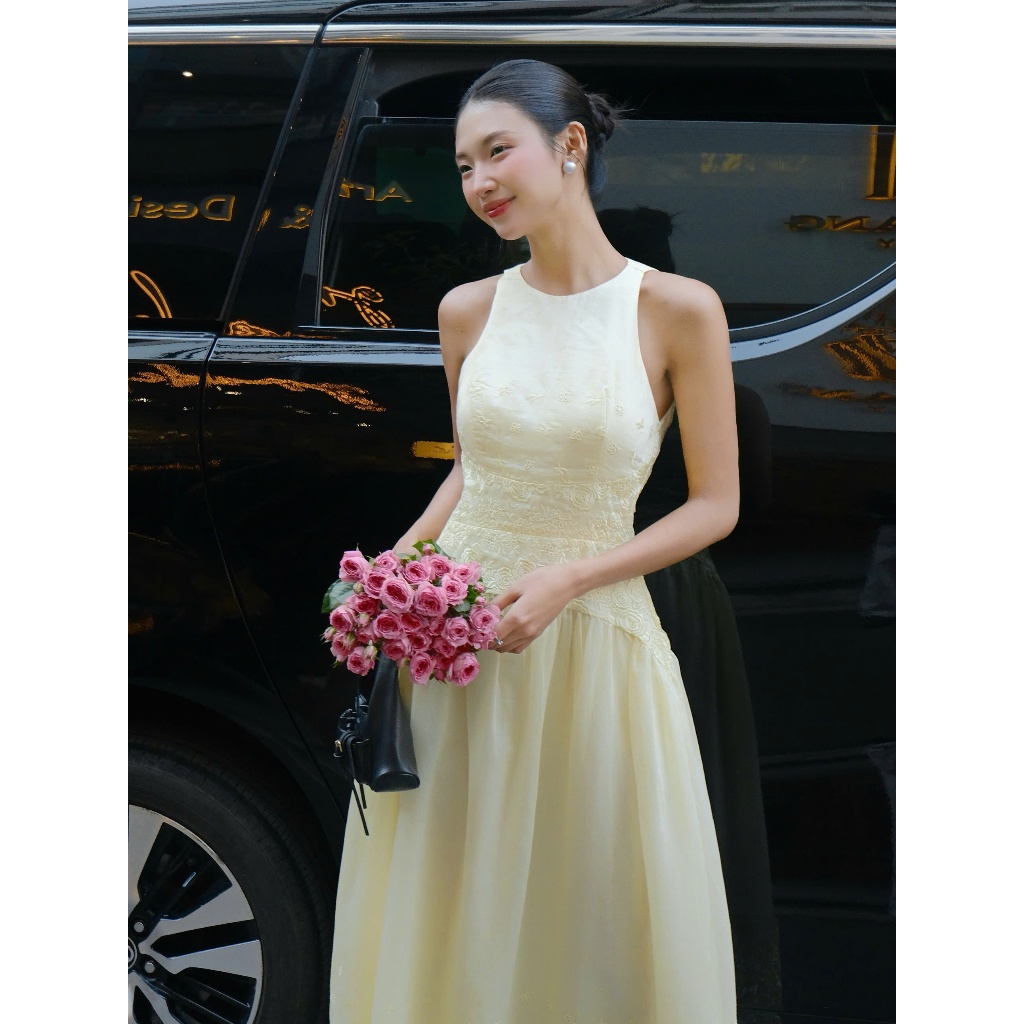 ซันเดอิ | แม็กซี่เดรสคล้องคอเรียบหรู ปักดอกไม้โดดเด่น - Nha Ca Dress