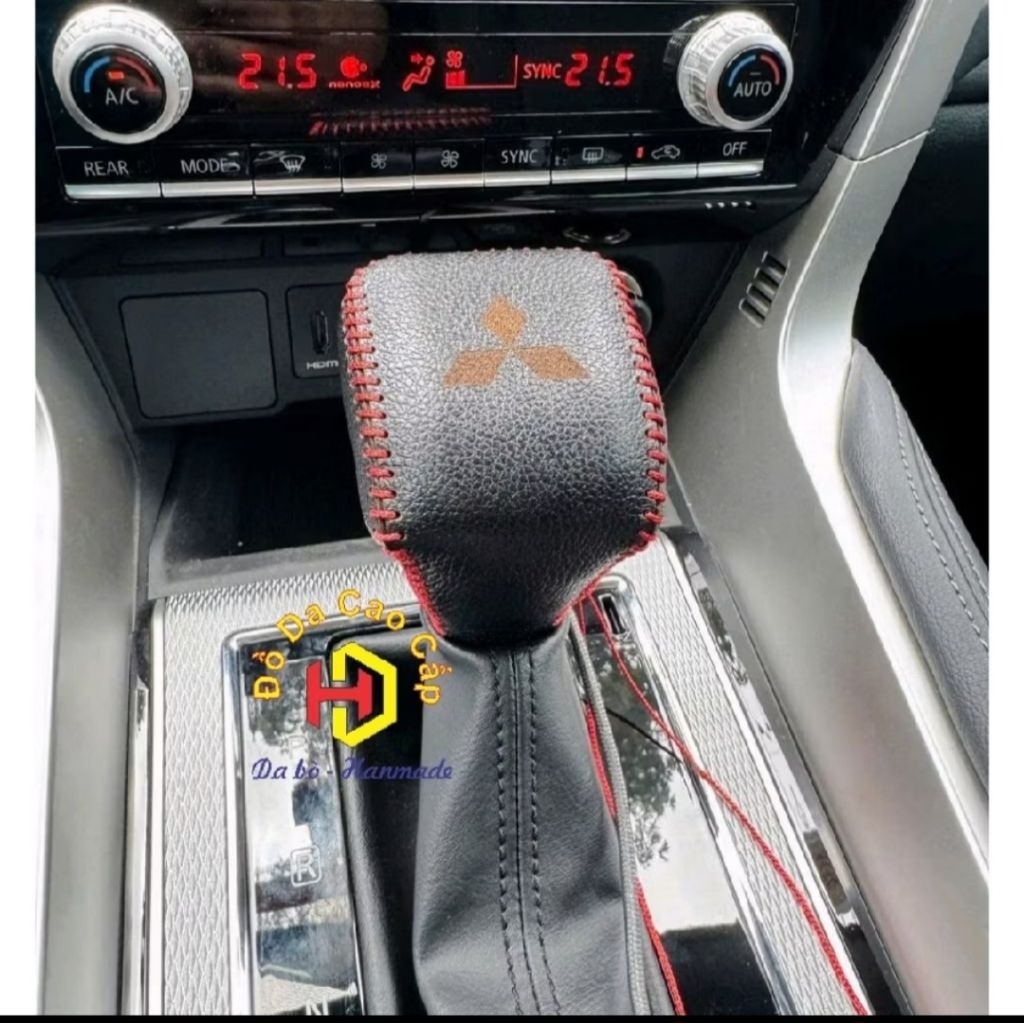 MITSUBISHI ครอบคันเกียร์ มิตซูบิชิ ปาเจโร กีฬา 2018-2021 รุ่นเกียร์ออโต้ เป็นหนังวัวแท้ (กรุณาทักร้านใส่ชื่อรถและรุ่น)