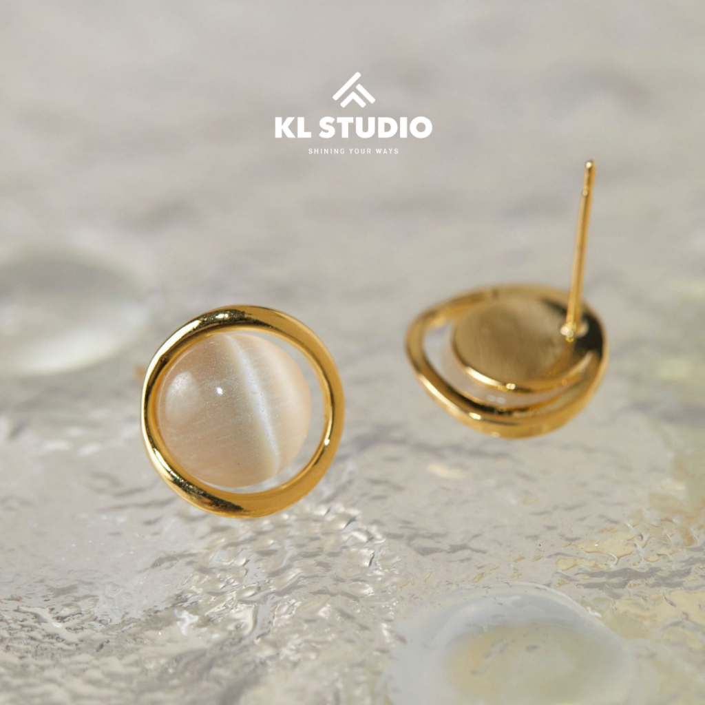 KL.STUDIO ต่างหูทรงกลมพร้อมหินตาแมวและขอบโลหะ น่ารักและง่ายต่อการพิกัด - E47