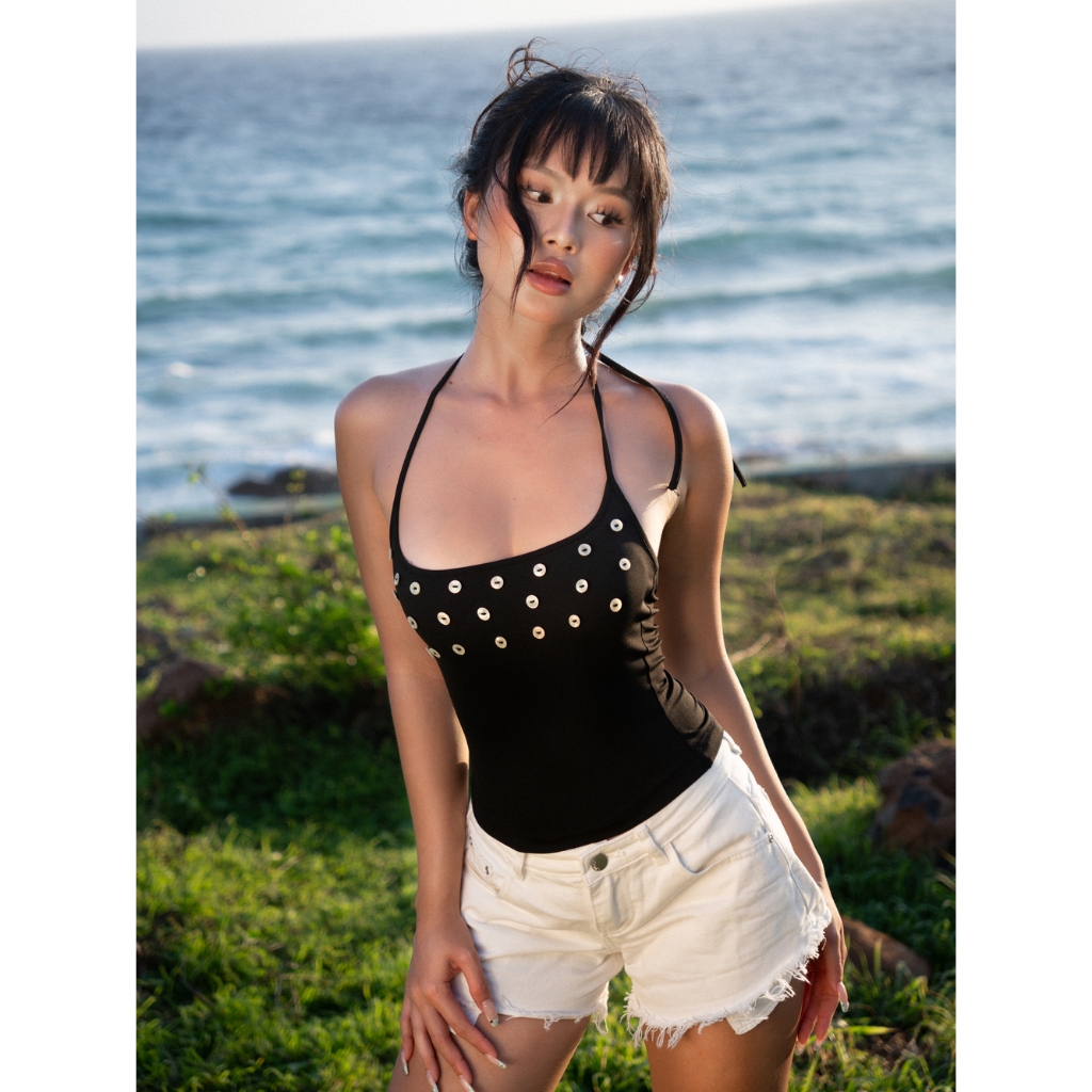 MMV - "NOVELLE TOP" เสื้อยืดผูกคอเรียบๆ ขอบเอวและกระดุมแม่มุก (MMV-14)