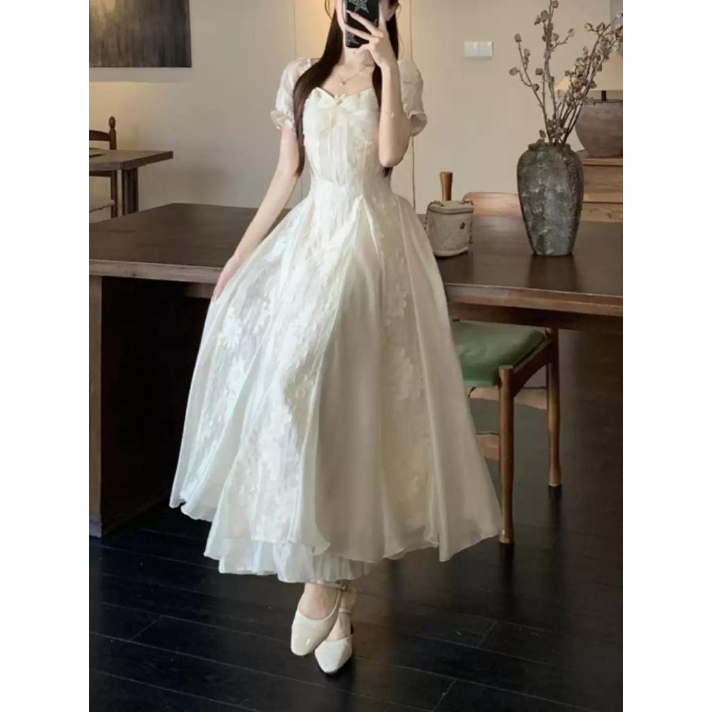 แม็กซี่เดรสลายดอกไม้นูนสีขาวครีมคอเหลี่ยมสไตล์เรียบหรูอ่อนโยน [TLV25] Thien Ly Dress