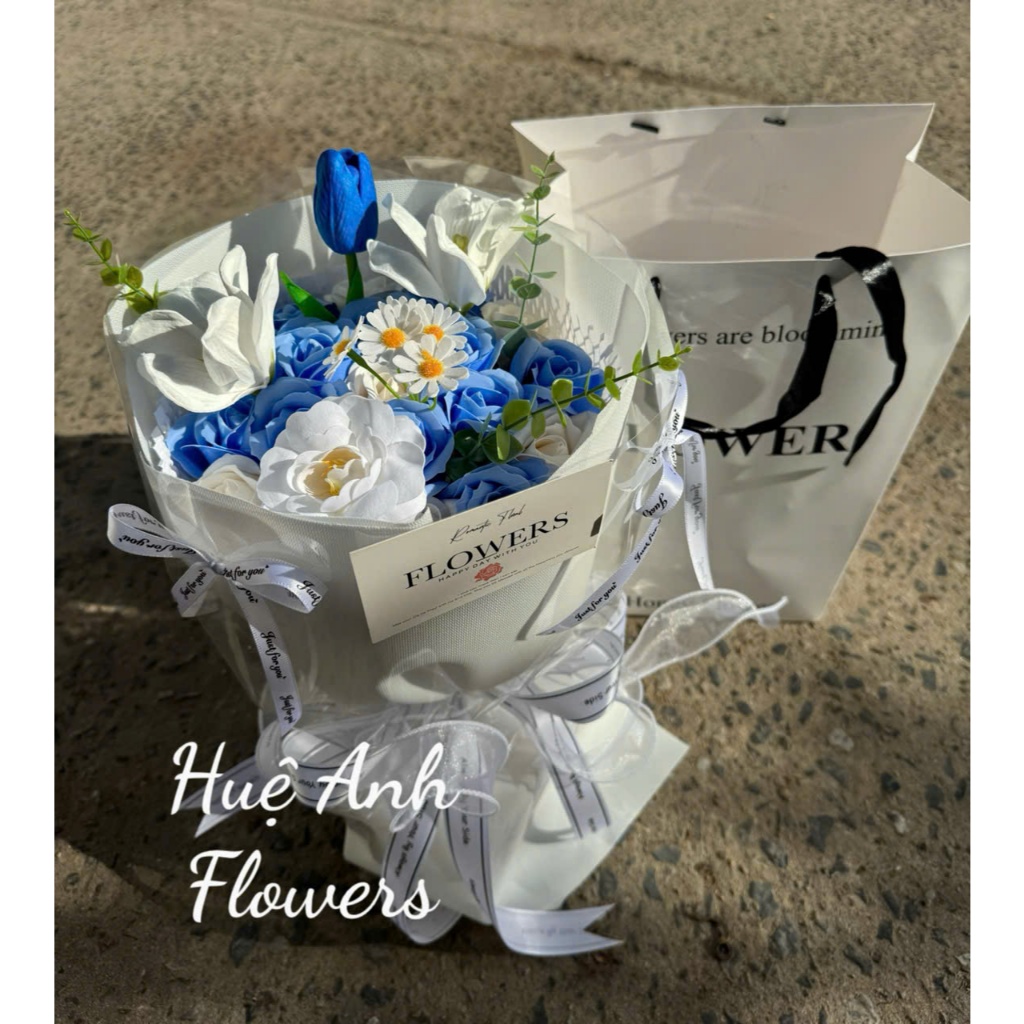 FLOWER BOUQUET BN5 (GREEN TONE) SHOP COMES WITH BAG, BANER, CARD. เจ้าของต้นฉบับ Hue ANH FLOWERS
