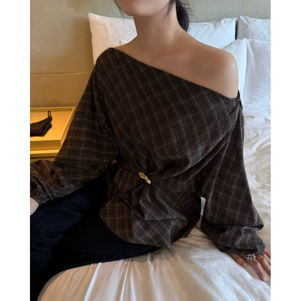 GNUD BLOUSE | Mir.byhi | เสื้อปาดไหล่แขนยาวทรงหลวม(แถมเข็มติดปกเสื้อ)