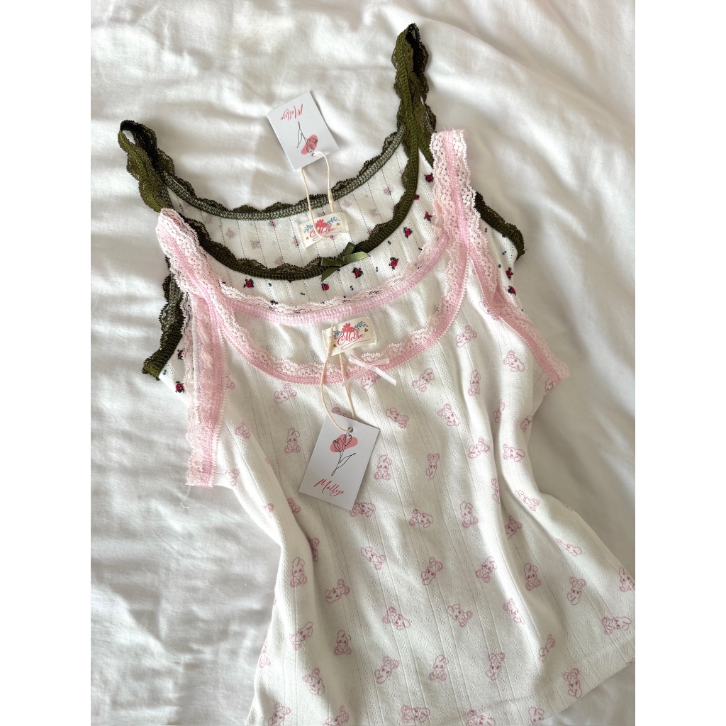 MOLLYE - KARA TOPS| เสื้อแคมอิผู้หญิง 2 ชิ้น แต่งลูกไม้ลายดอก สีพาสเทล ผ้านุ่มสบาย