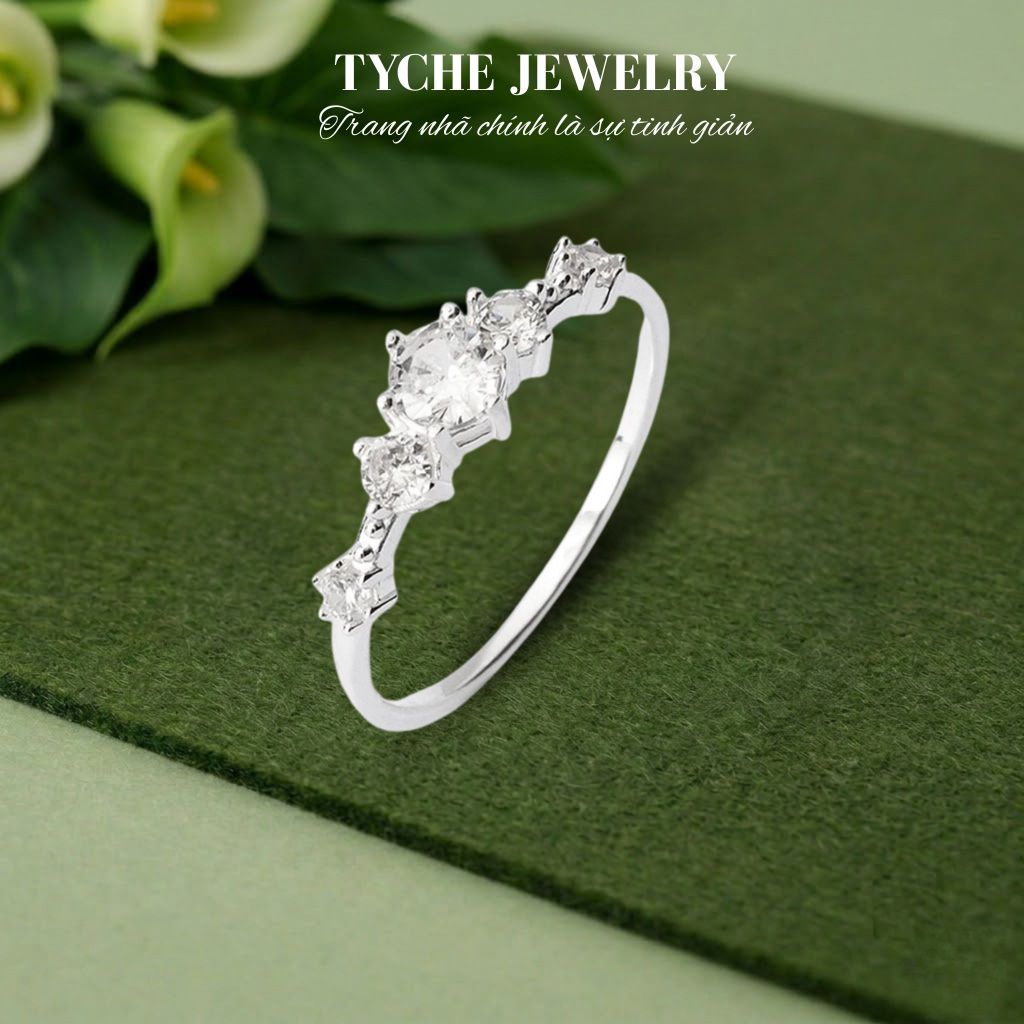แหวนผู้หญิง Tyche Snow Princess ที่ล้อมด้วยเครื่องประดับ Tyche หินประกาย