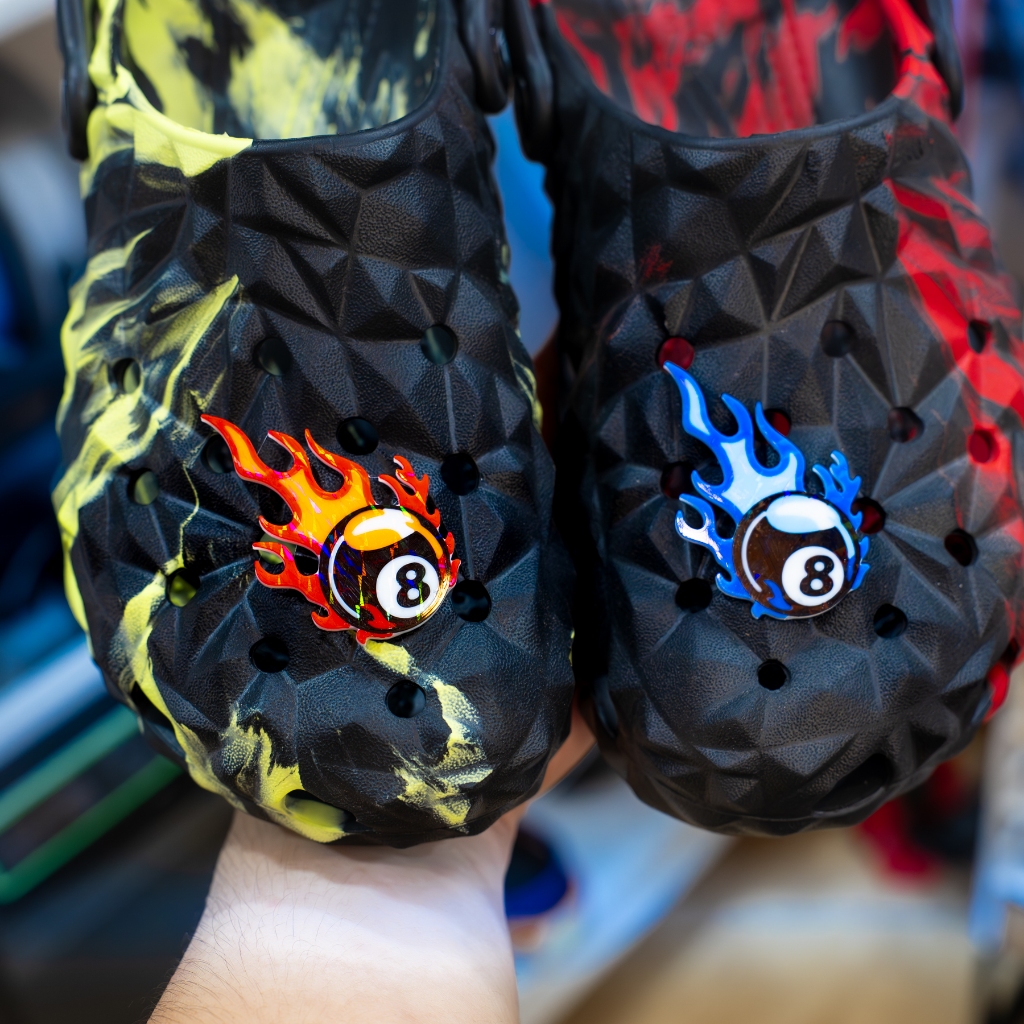 CROCS เสน่ห์รองเท้าแตะ จระเข้ มีเอกลักษณ์พร้อมรูปทรงเปลวไฟบิลเลียดและรองเท้าแตะตกแต่งเอฟเฟกต์ประกาย จิ๊บบิทซ์ จระเข้