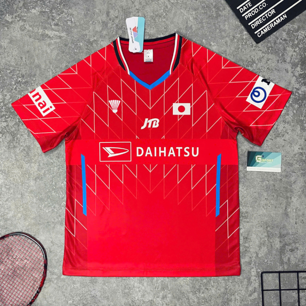 เสื้อแบดมินตันสีแดงทีมชาติญี่ปุ่นพร้อมการพิมพ์การถ่ายเทความร้อนที่คมชัดระบายอากาศได้งานุ่มสําหรับกีฬา