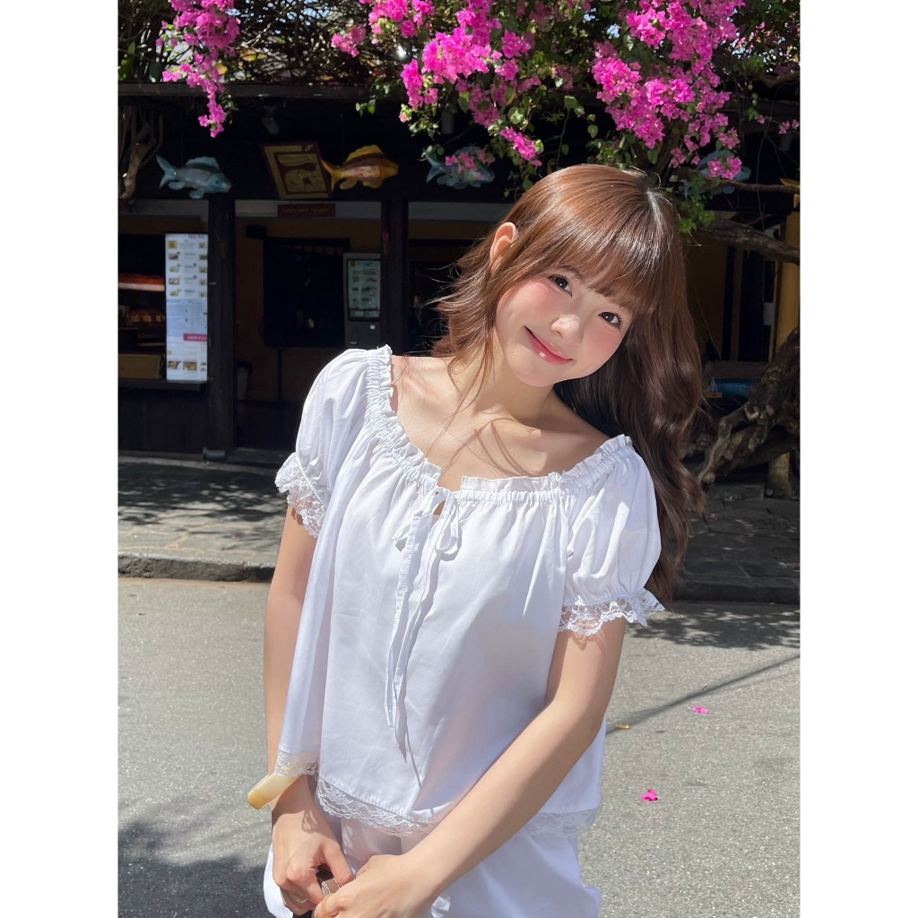 Moodie - EMMA TOP | เสื้อแขนพอง แต่งลูกไม้