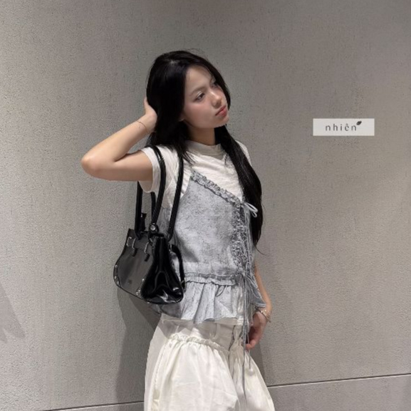 เสื้อตาไก่ - เสื้อเบลาส์ผู้หญิง คอวี 2 สาย มีโบว์ลูกไม้ nhien.official NAS00065