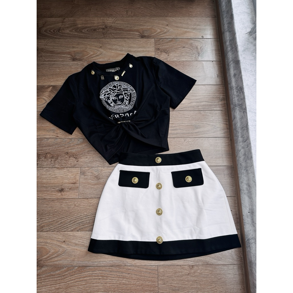 ชุดเสื้อครอป Versace พร้อมหมุดและกระโปรงยางยืดปุ่มชาร์ม Versace