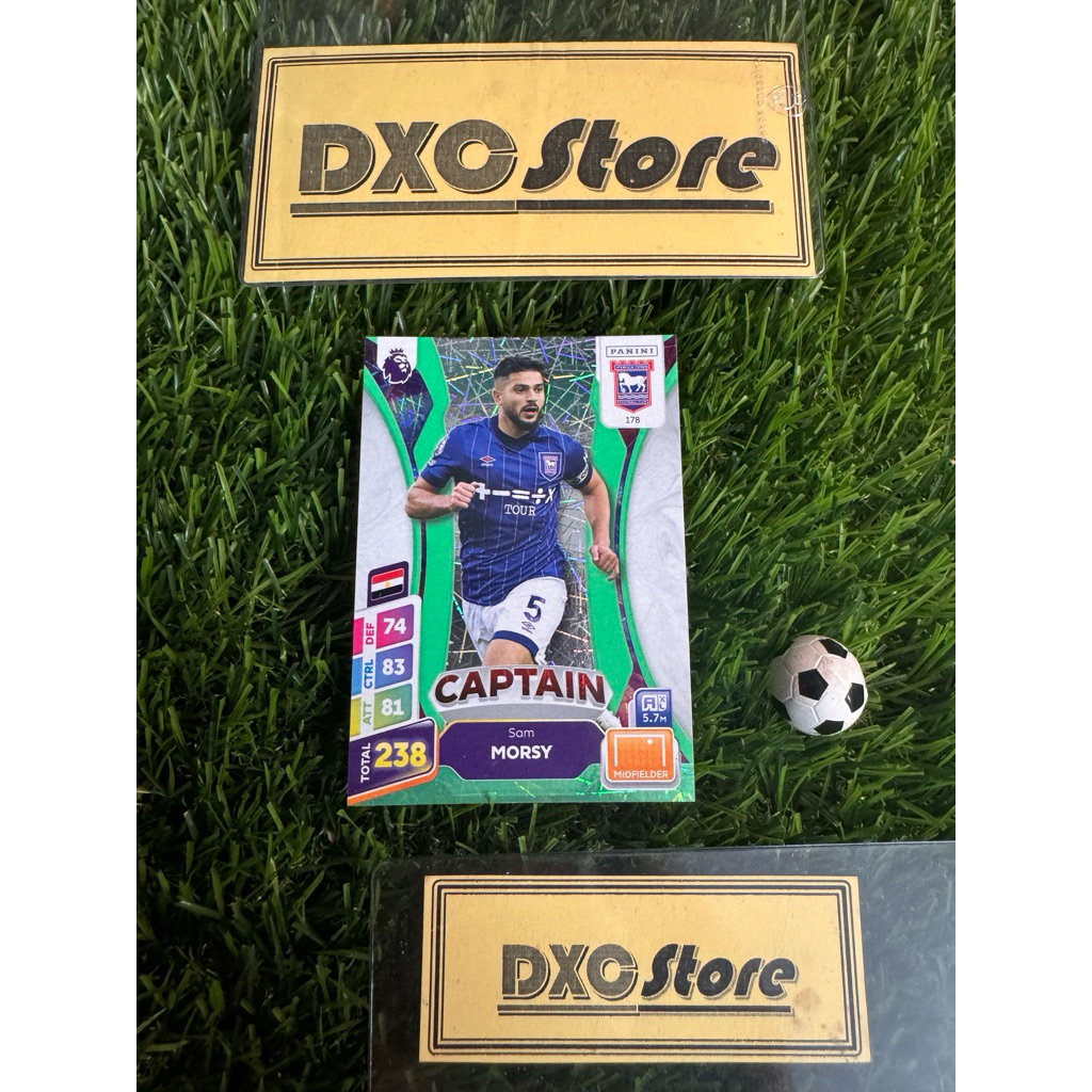 [ ของแท้ ] - GREEN PARALLEL - CAPTAIN - PANINI ADRENALYN XL EPL PLUS 2025 - SAM MORSY (IPSWICH TOWN)