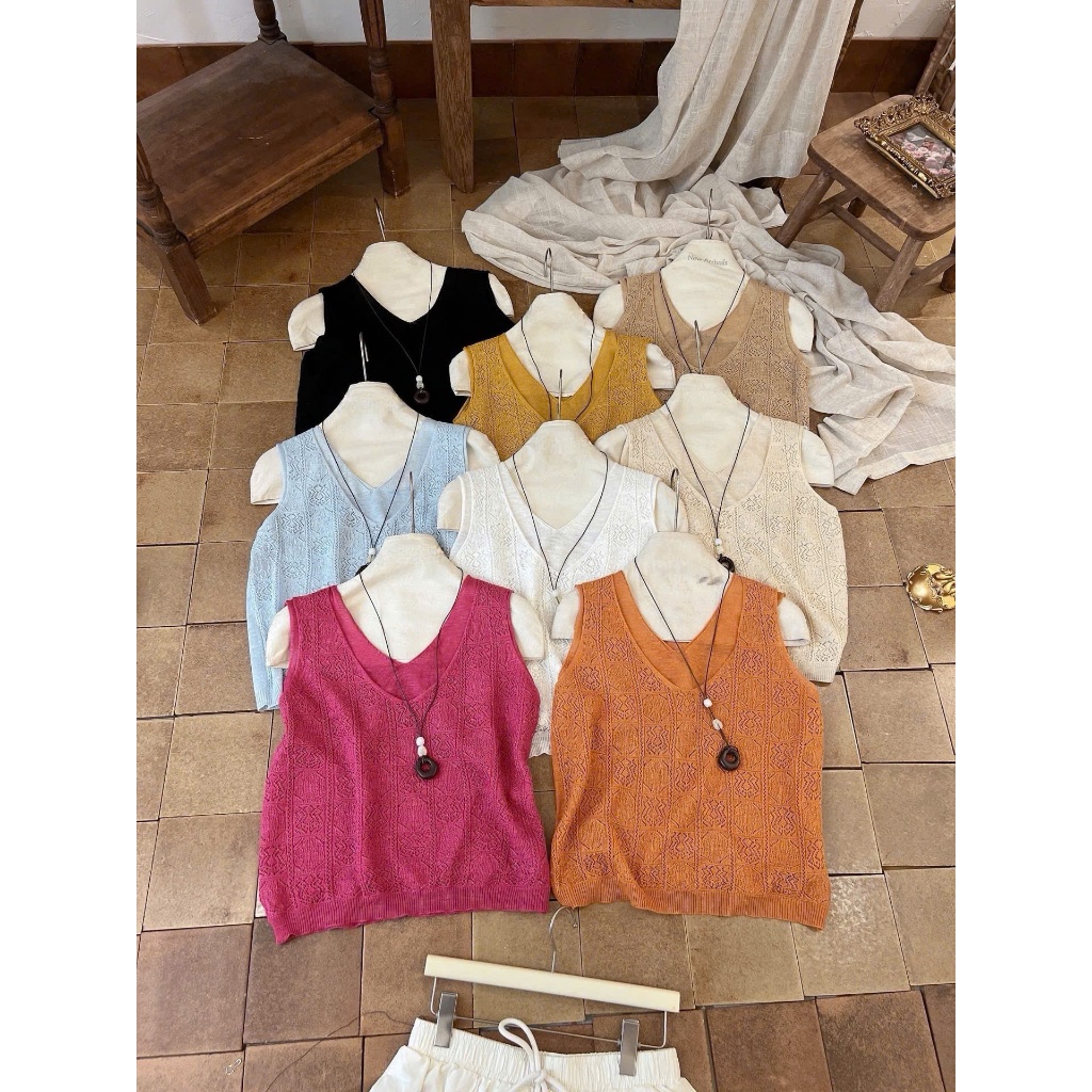 เสื้อสเวตเตอร์ mongtoghi แขนกุดบางพร้อมครีมและสร้อยคอไหมพรมเรียบ AL1379-B1T3 - NhiNhi Shop