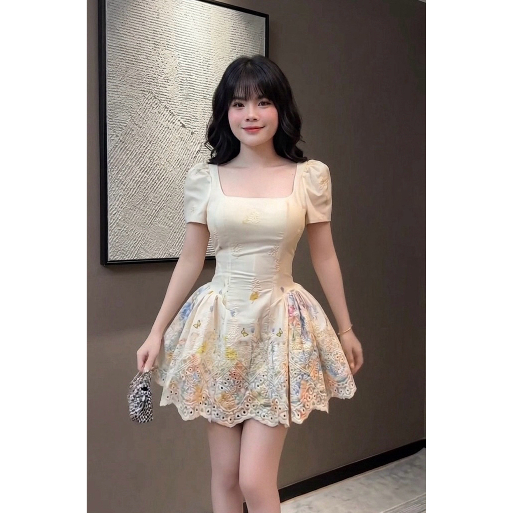 เดรสลูกไม้คอเหลี่ยมดีไซน์บาน