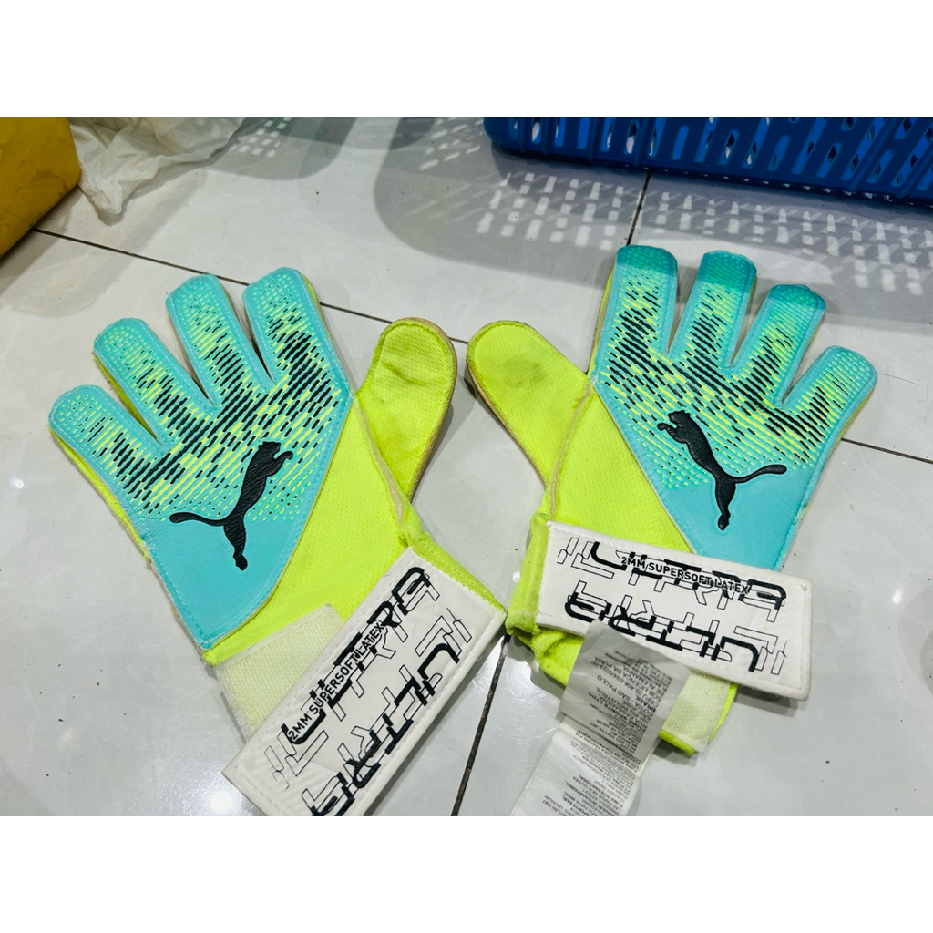 PUMA ULTRA ULTIMATE HYBRID YELLOW ALERT-PUMA BLACK ถุงมือผู้รักษาประตู (มือสอง)