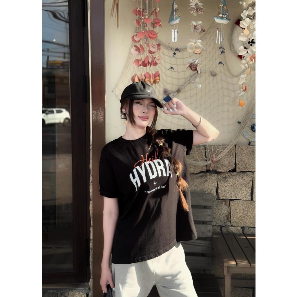 เสื้อยืดผ้าฝ้าย Hydra พิมพ์ลายตัวอักษร Boxy Form