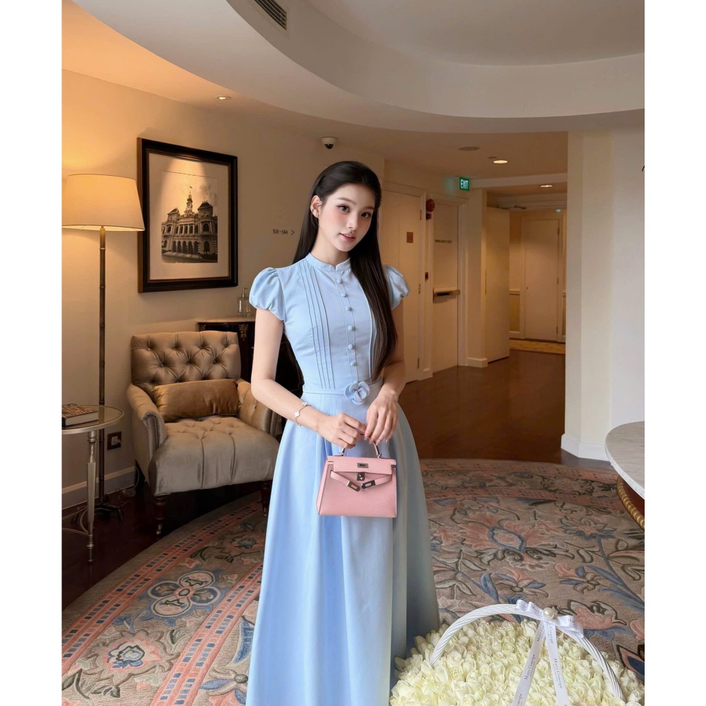 LYN- LONG เดรสแขนกุดจับจีบลายดอกไม้และคอปกสีน้ําเงินและสีเหลือง DNC21071