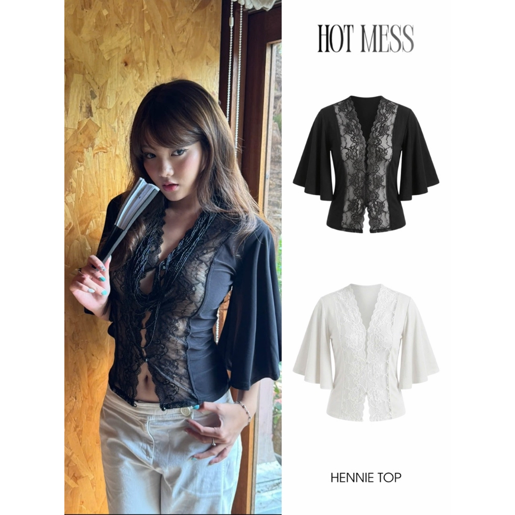 [NO LINING] HOTMESS เสื้อเชิ้ตผู้หญิงเซ็กซี่ลูกไม้คอวีแขนค้างคาวบาน HENIE TOP