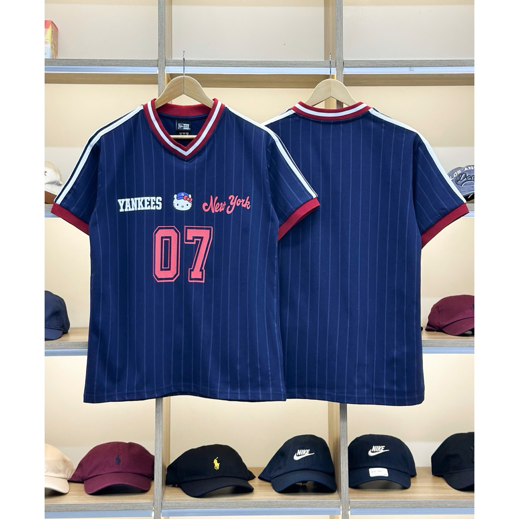 เสื้อ New.era พิมพ์ลาย คอ V ผ้าฝ้าย 4 ทิศทาง