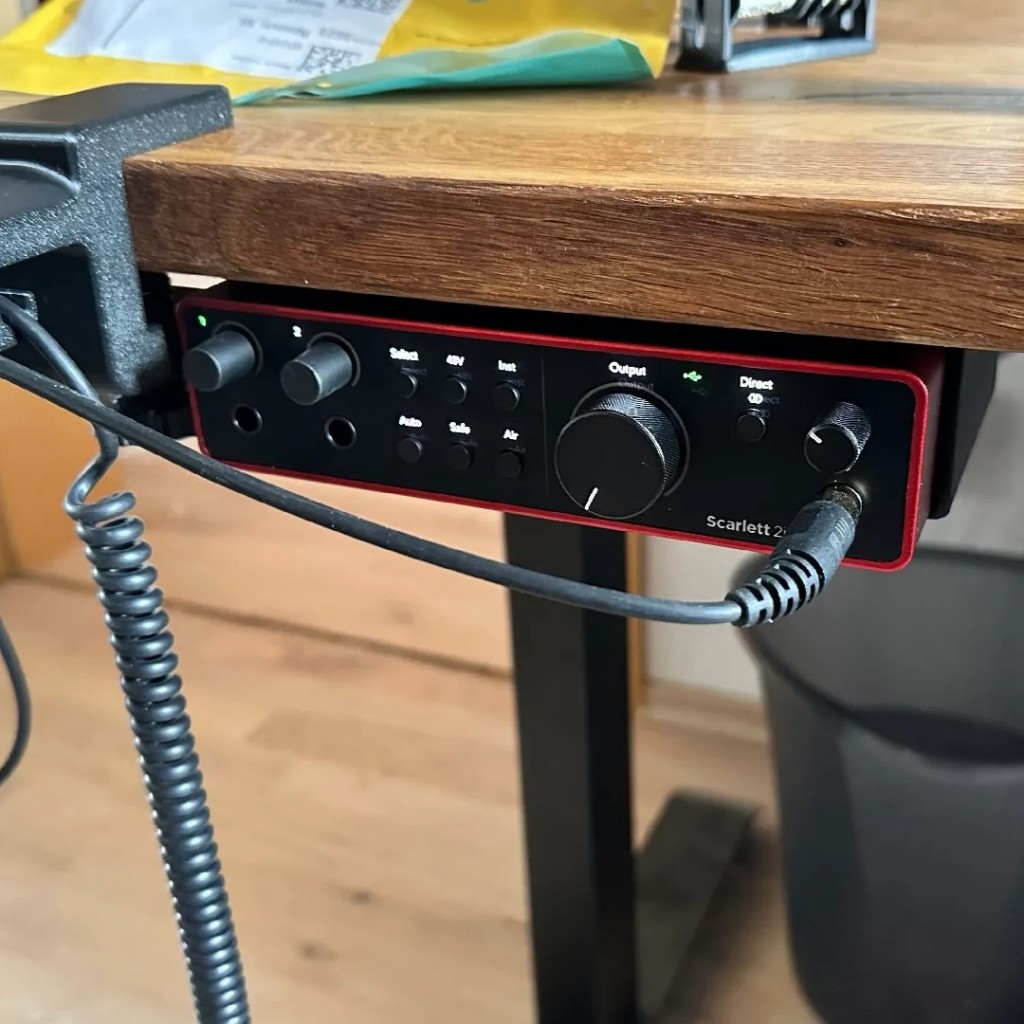 Focusrite Scarlett 2i2 4th Gen ขายึดใต้โต๊ะ – เรียบร้อย ประหยัดพื้นที่